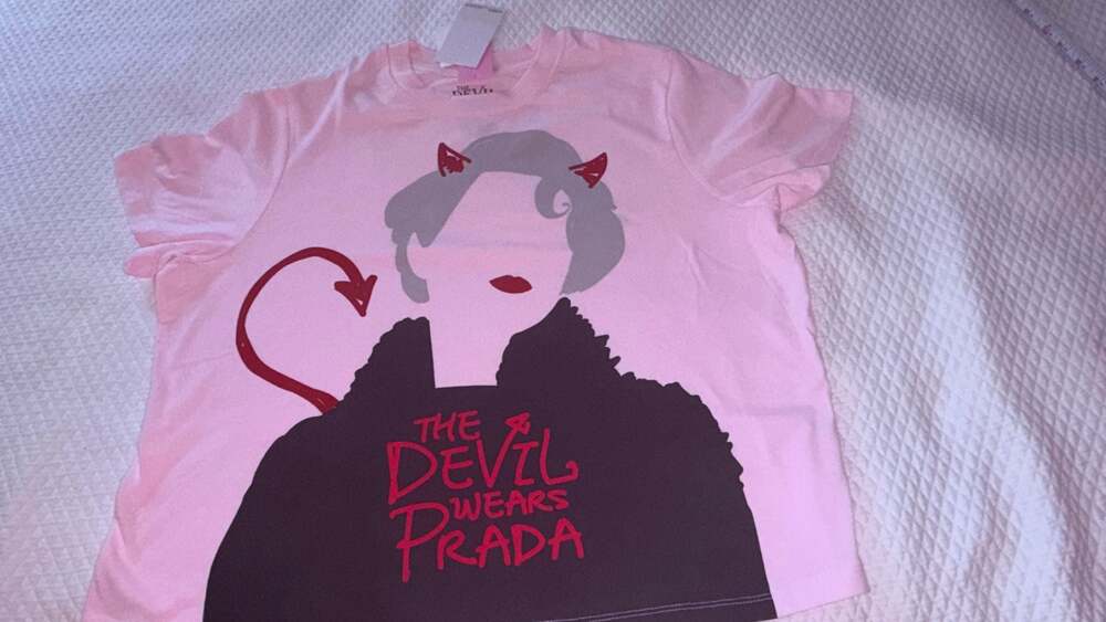 NEW Women’s XL Pink The Devil Wears Prada Graphic T-Shirt - Picture 2 of 7